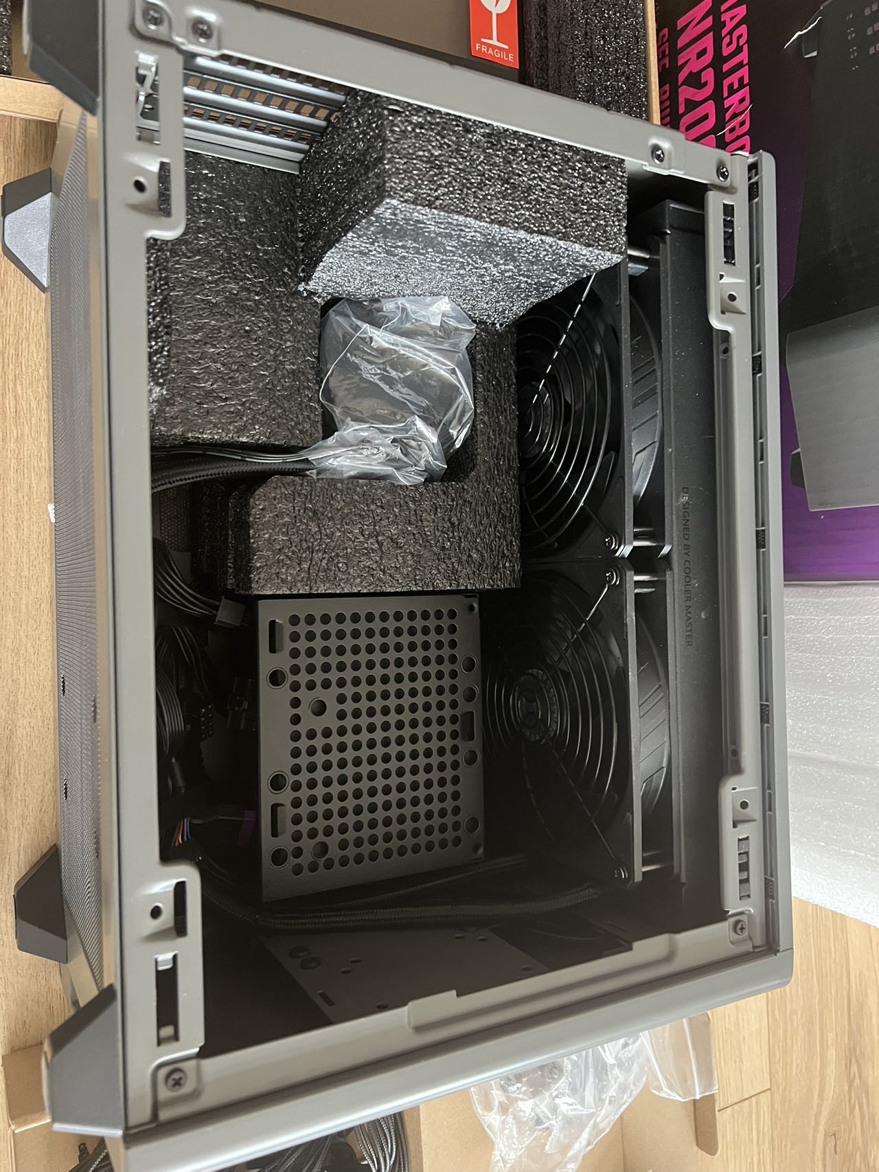 Cooler Master MasterBox NR200P Max Grijs met  ingebouwde 280mm AiO & Gloednieuwe 850W SFX ATX 3.0 PSU